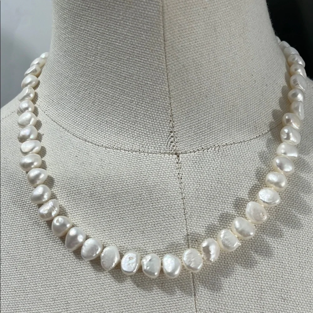 Elegant White Pearl Necklace - Picture 1 of 9